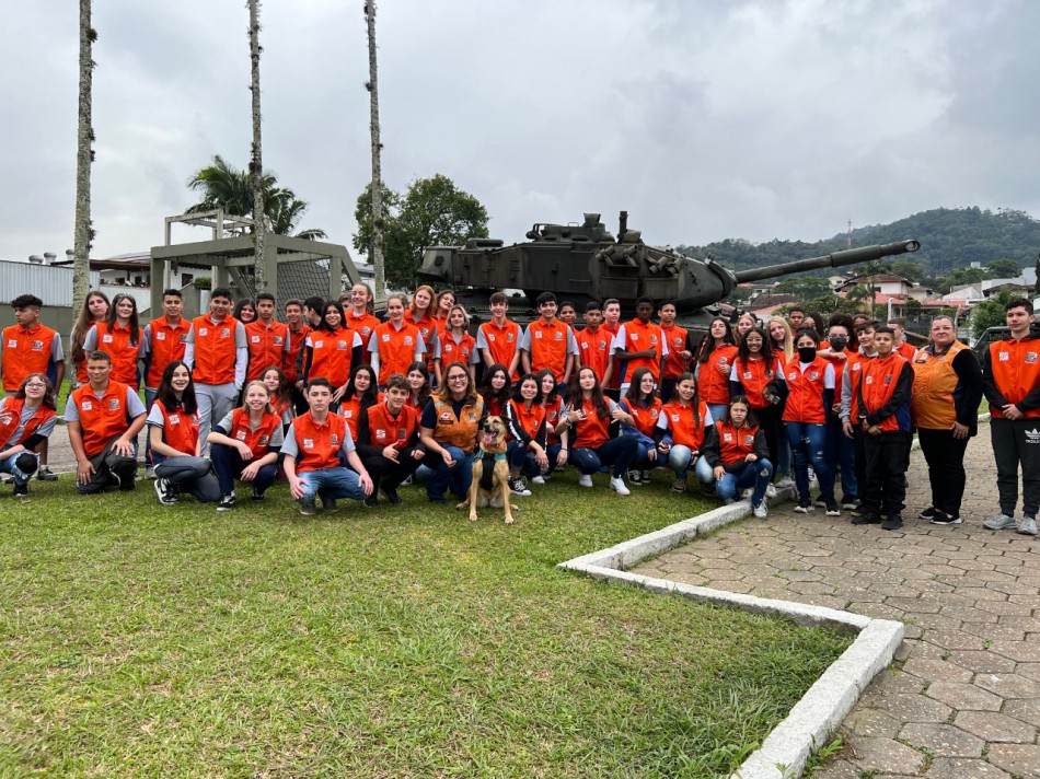Agentes Mirins da Defesa Civil visitam o 23º Batalhão de Infantaria 1 Agentes mirins de Blumenau