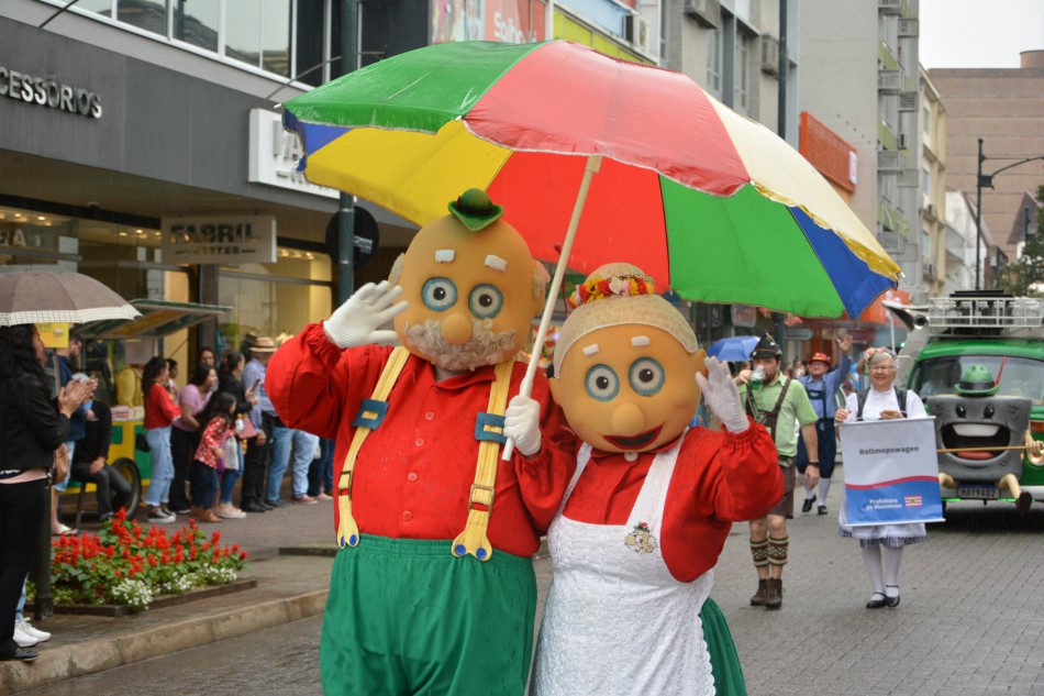 Após dois anos, desfile de aniversário volta a colorir a Rua 15 2 Desfile em Blumenau 3