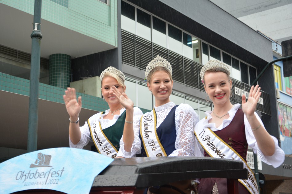 Após dois anos, desfile de aniversário volta a colorir a Rua 15 1 desfile em blumenau 1