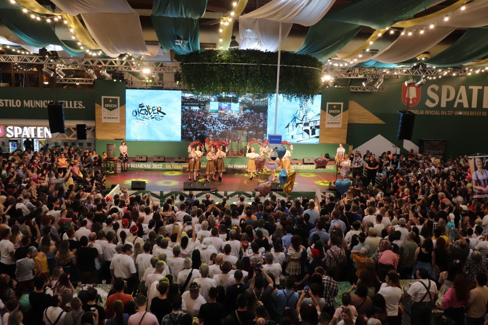 Joice Prochnow é eleita rainha da 38ª Oktoberfest 1 47a3162f15105069a3cc8b68a3e442d4