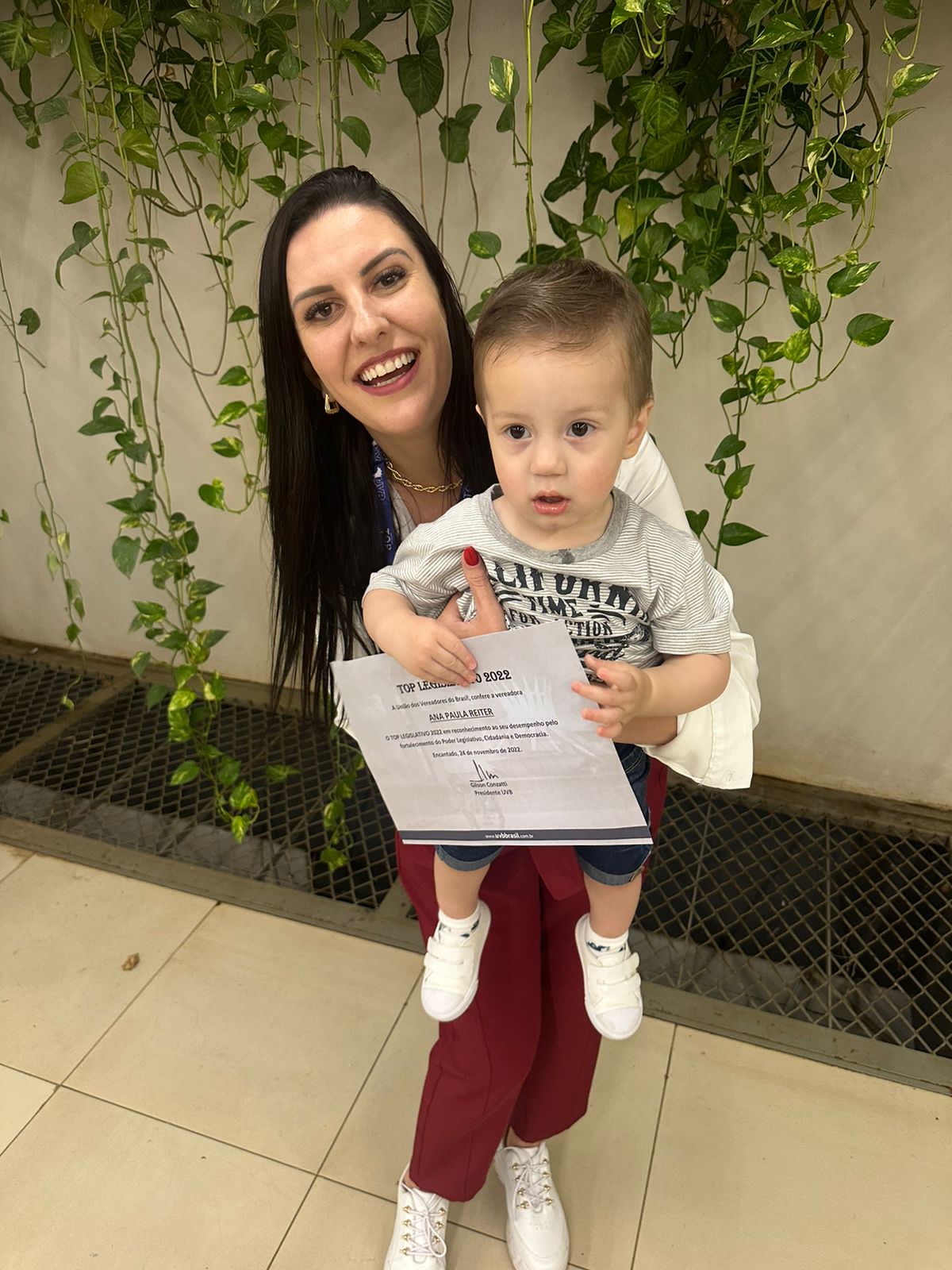 Vereadora Ana Paula conquistou “Medalha TOP LEGISLATIVO” em Brasília 3 Ana Paula Vereadora com o filha Davi