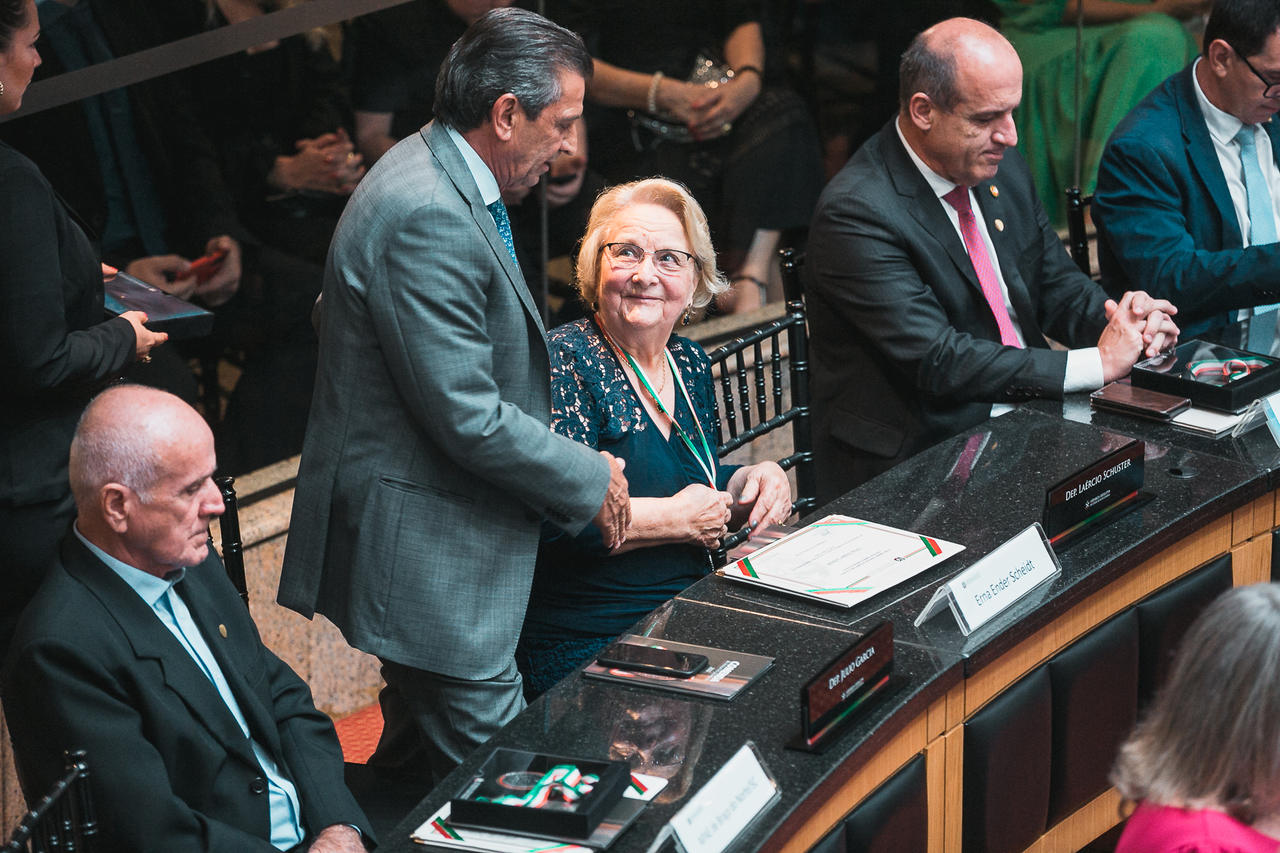 Indaialense Erna Ender Scheidt recebeu maior honraria concedida pela Alesc - Comenda do Legislativo Catarinense 2022 2 Erna Ender Scheidt