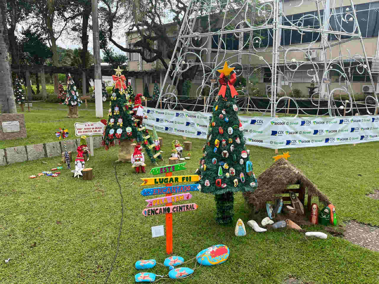 Praça da Prefeitura recebe a 6ª Mostra de Árvores Natalinas 1 Indaial Natal