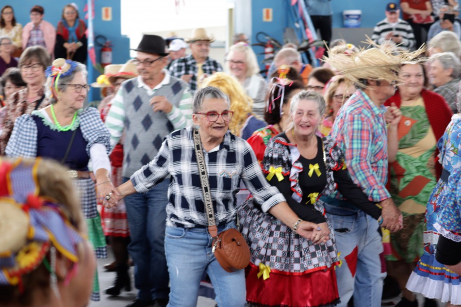 Mais de 600 idosos participam da Festa Junina da Pró-Família 1 Festa Junina da Pro Familia de blumenau 1