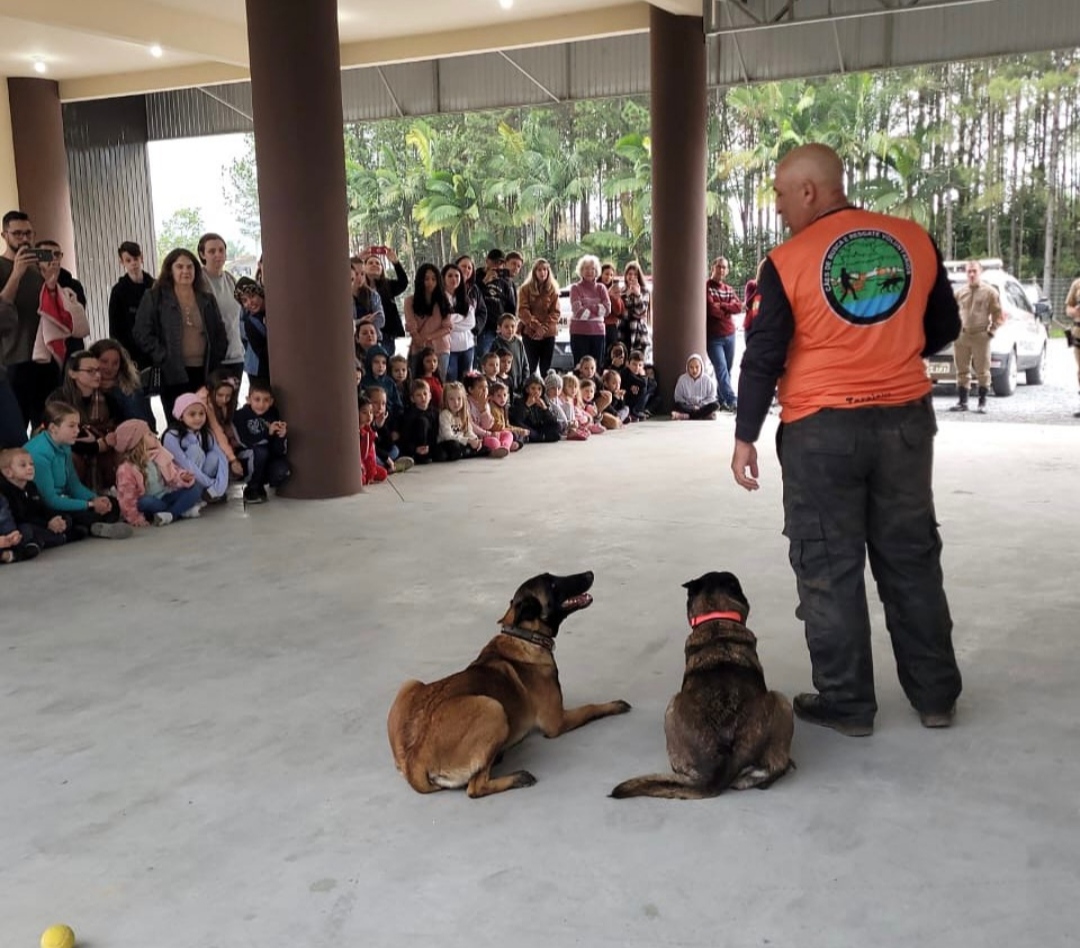 Crianças de Timbó têm uma tarde de diversão e aprendizado no Quartel da Polícia Militar 1 IMG 20230718 164630