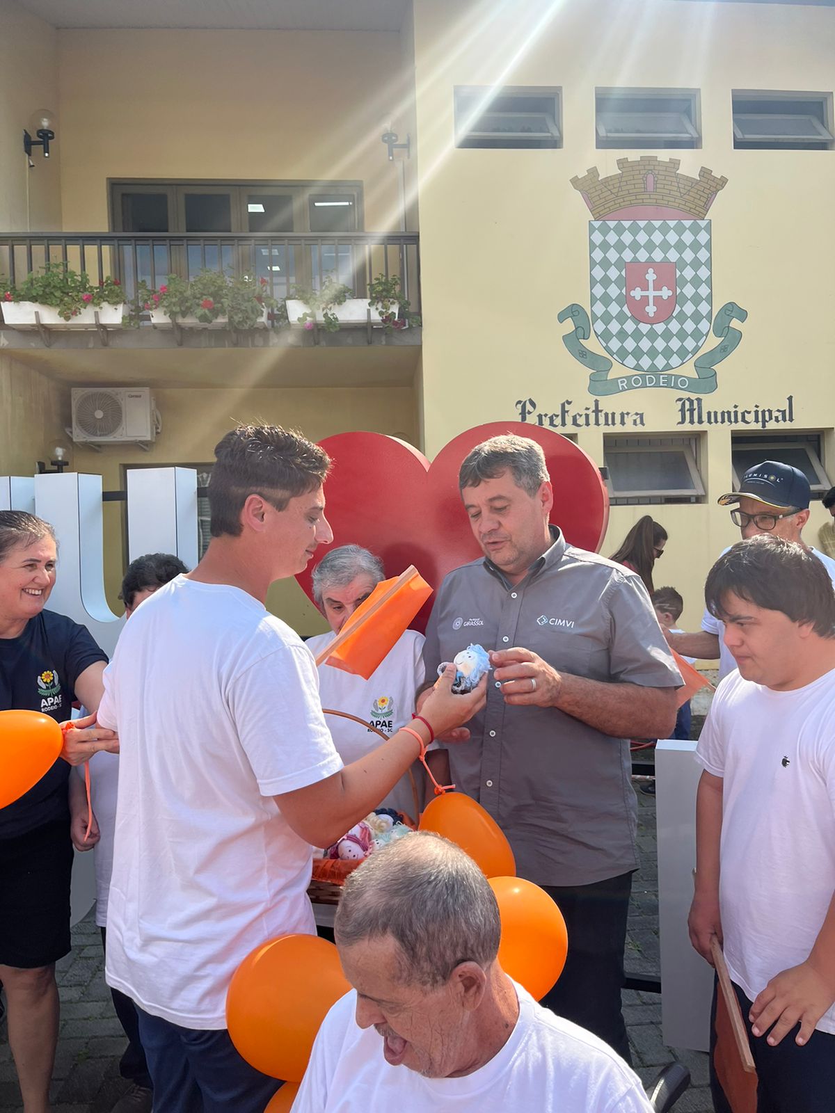 Alunos da APAE Rodeio promovem conscientização durante visita à Prefeitura em celebração ao Agosto Laranja 1 Apae Rodeio1