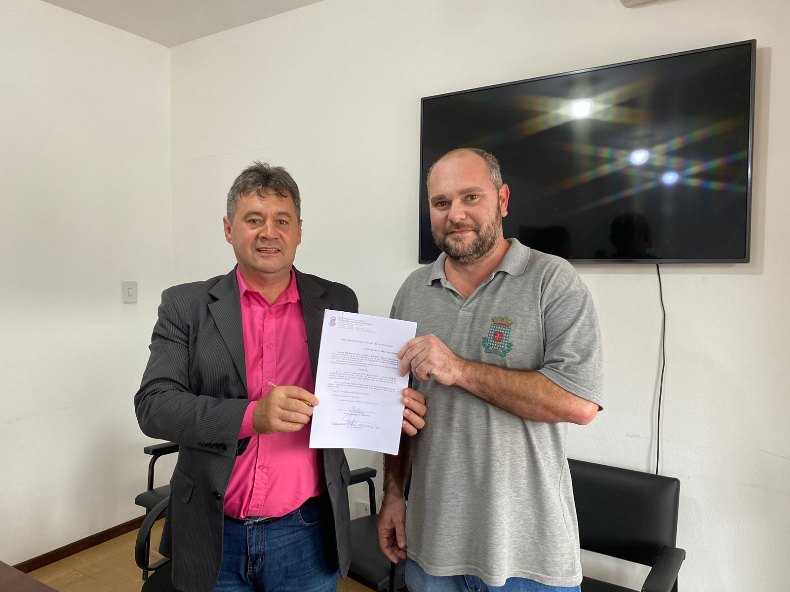 Prefeito Valcir Ferrari, promove reorganização na estrutura da administração pública da Prefeitura. 1 Valcir e Marcio