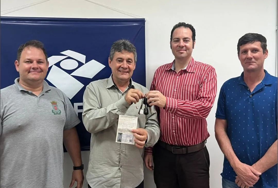 Prefeitura de Rodeio recebe doação de camionete da Receita Federal 1 carrorodeio