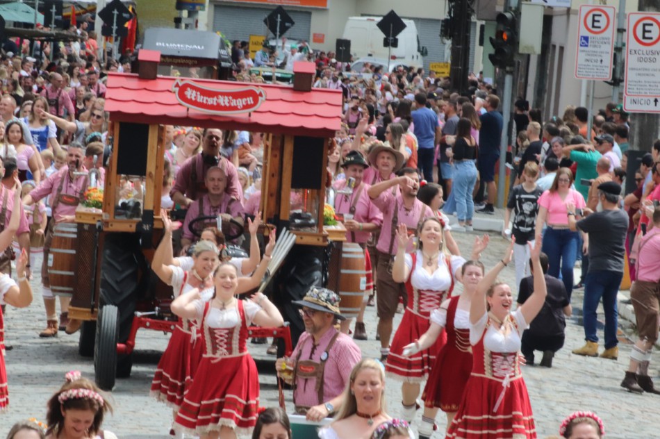 Desfile de Oktoberfest contagia público na Vila Itoupava 2 Desfile de Oktoberfest 1