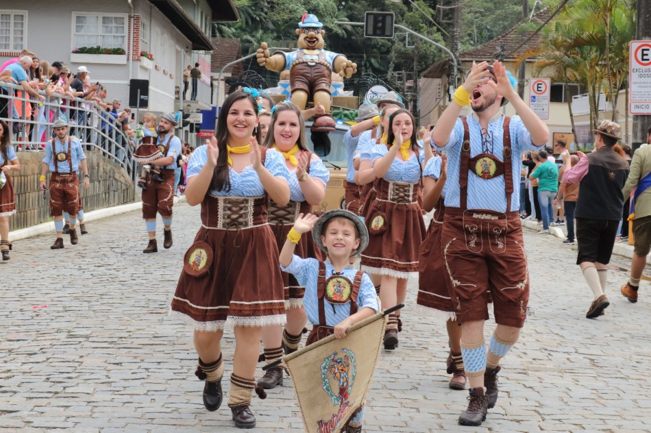Desfile de Oktoberfest contagia público na Vila Itoupava 1 Desfile de Oktoberfest 3