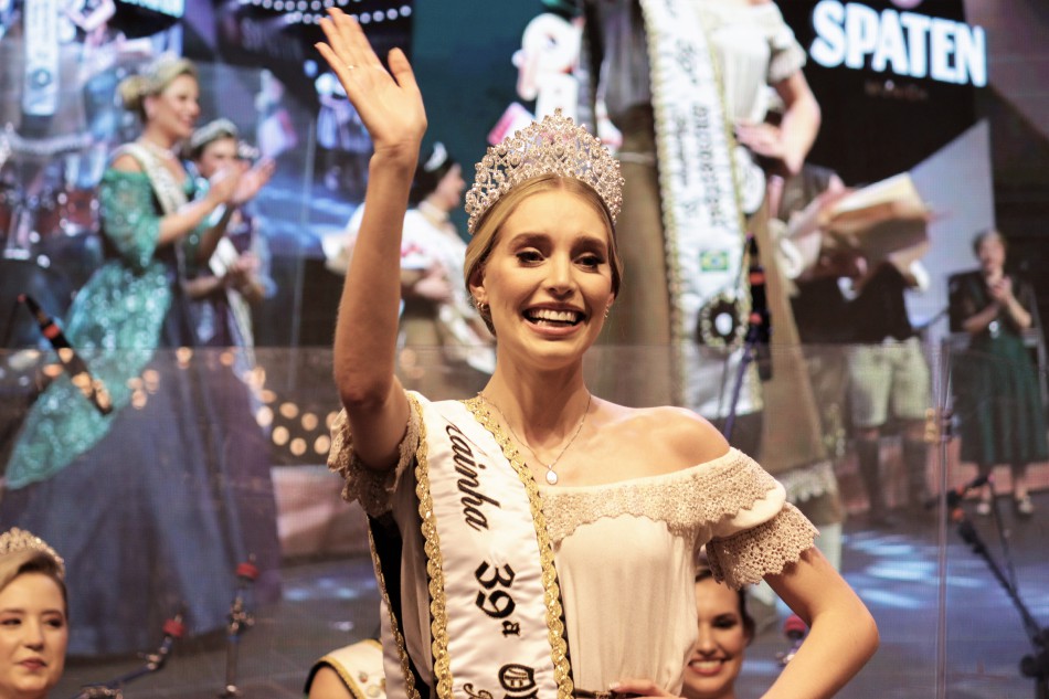 Saiba quem são as novas rainha e princesas da 39ª Oktoberfest Blumenau 1 Rainda da Oktoberfest Thais de Souza Bonatti