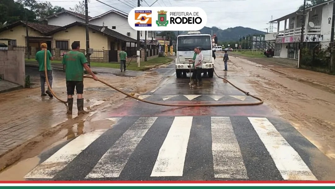 Após fortes chuvas Secretaria de Obras de Rodeio intensifica ações de limpeza 1 limpeza em rodeio1
