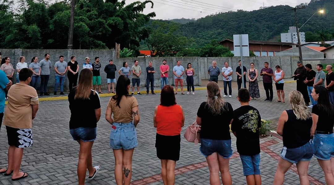 Catástrofe em Rodeio lembrada com "Abraço da Reconstrução" 1 ABRACO DA RECONSTRUCAO Rodeio