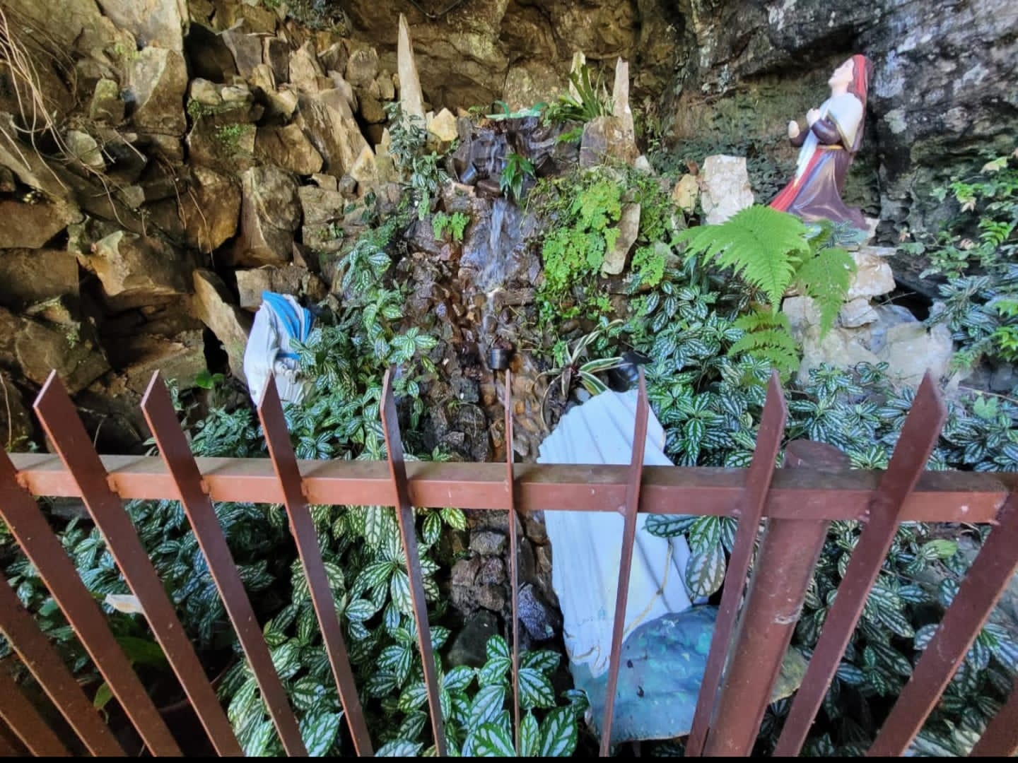 Vandalismo em símbolos católicos causa revolta , Complexo N.S. de Lourdes emite nota. 1 ba4567f0 651f 45c2 92e9 75f2ae22f702