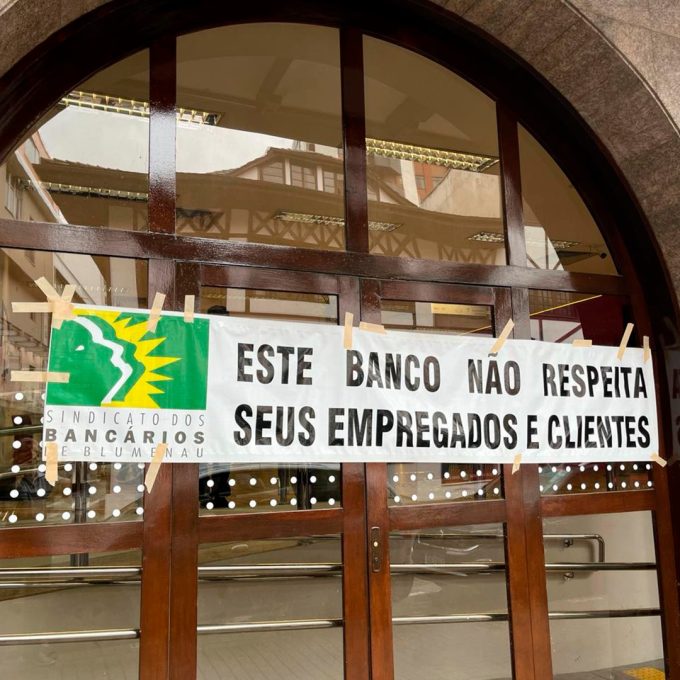 Agência bancária fechada por falta de ar condicionado em Blumenau 1 Banco Santander em Blumenau