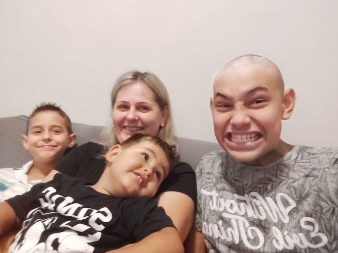 Gustavo e os irmaos e mae