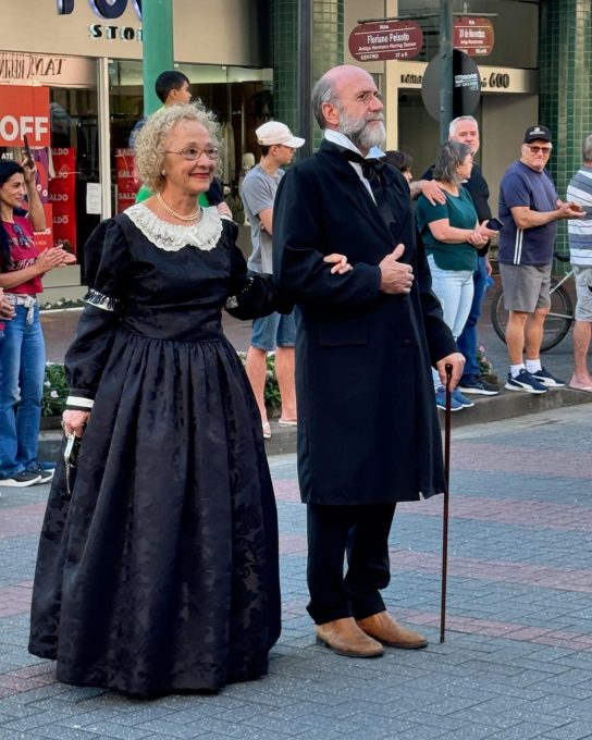 Blumenau celebra 174 anos com corte da maior cuca do Brasil e desfile sob céu azul 1 IMG 4549 1