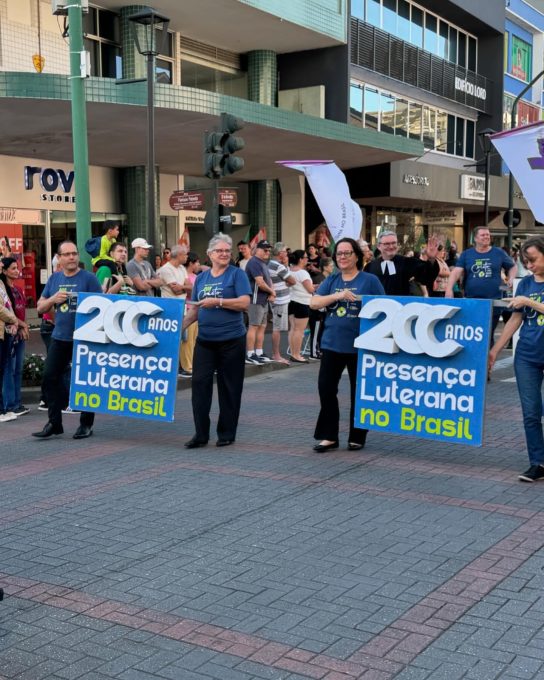 Blumenau celebra 174 anos com corte da maior cuca do Brasil e desfile sob céu azul 2 IMG 4550