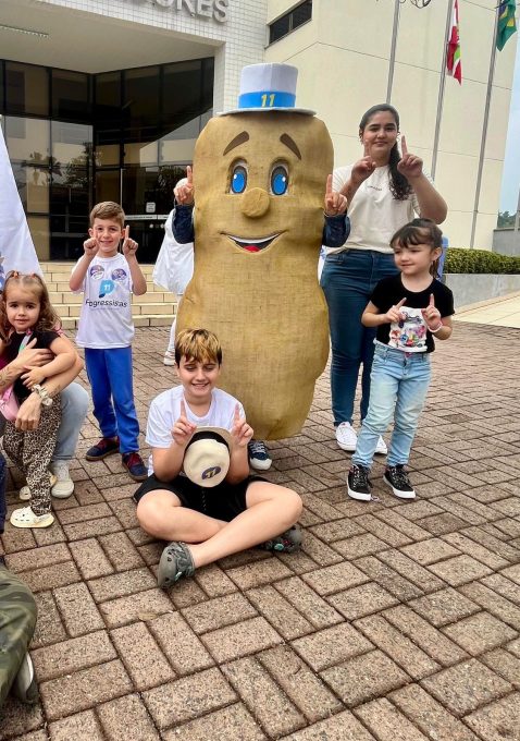 Criatividade marca campanha de Batata e Roger em Indaial com o mascote "Batatinha” 1 f448dd68 929a 4f81 b0ca 25613f1ddb3b 1