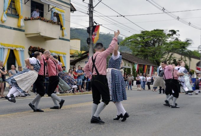 Festa das Tradições começa hoje em Benedito Novo 1 Desfile Alegorico da Festa das Tradicoes 2024 Easy Resize.com