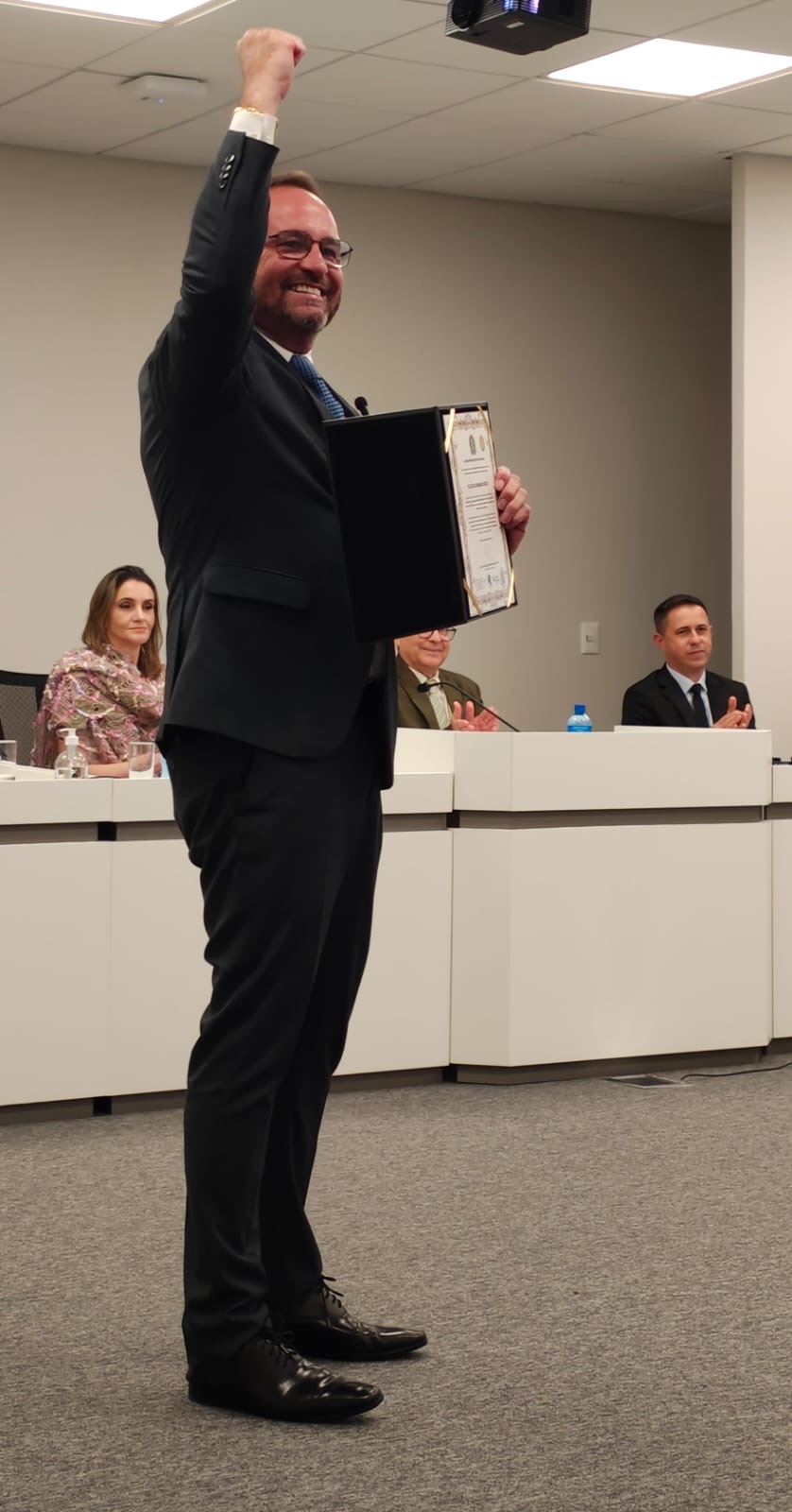 Prefeito eleito Flávio Buzzi discursa em nome dos diplomados em Timbó, Benedito Novo e Doutor Pedrinho 1 52804e63 88d7 4d7e ba06 7a3d50495464