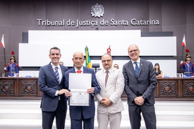 Justiça Eleitoral de Santa Catarina conclui diplomação dos eleitos nesta quinta-feira (19) 1 Certificado do merito eleitoral Foto Luciano Nunes