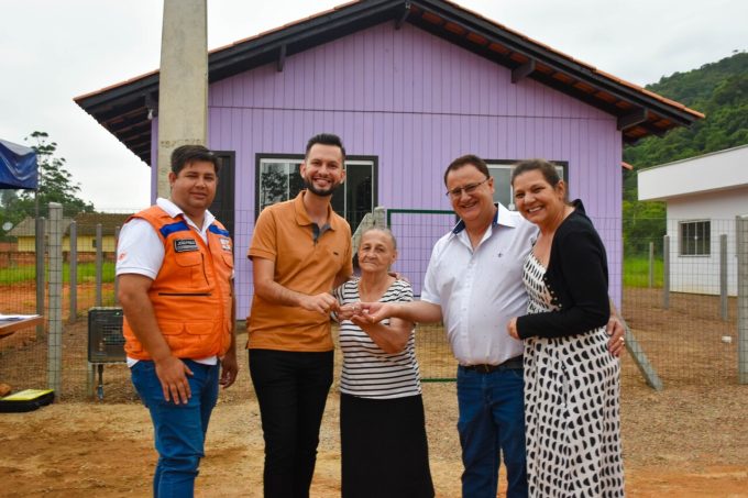 Prefeitura de Ascurra entrega novas casas para famílias vítimas das enxurradas de 2023 2 WhatsApp Image 2024 12 04 at 09.44.14 1 Easy Resize.com