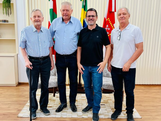 Semana de Aniversário de Indaial reúne ex-prefeitos e vice-prefeitos em encontro marcante 1 silvio polidoro