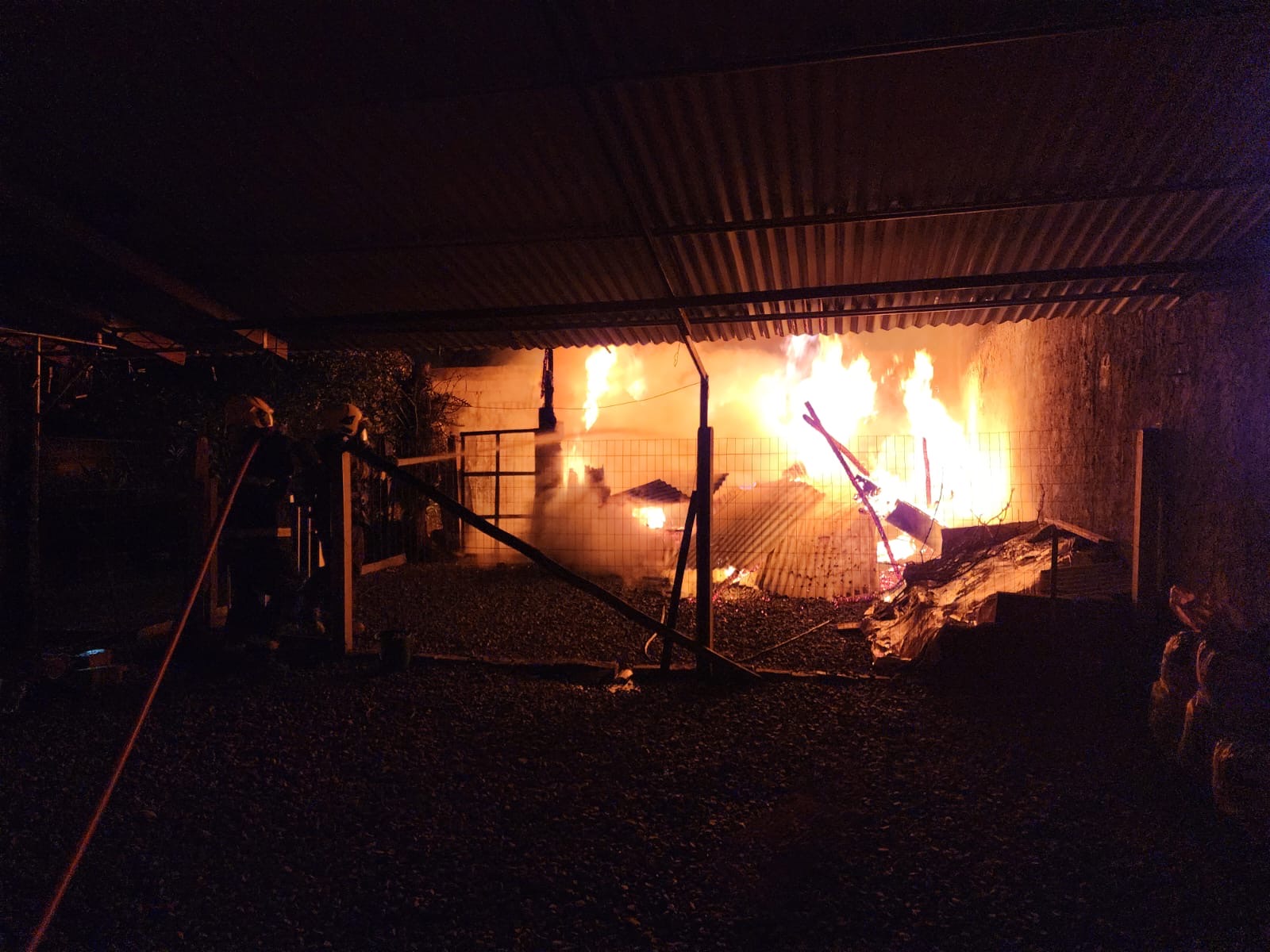 Bombeiros controlam incêndio em depósito e canil, em Timbó 1 663665ad c7cc 4d16 9362 fbdc47959aab