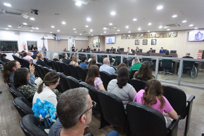 Câmara de Blumenau homenageia personalidades que se destacam na causa do autismo ou como profissionais da imprensa 1 Camara de Blumenau1 Easy Resize.com
