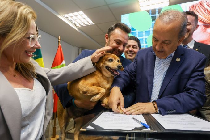 Ao lado do governador Jorginho, prefeito Silvio César, destaca lançamento do maior programa de castração animal do país 1 Governador Jorginho Mello