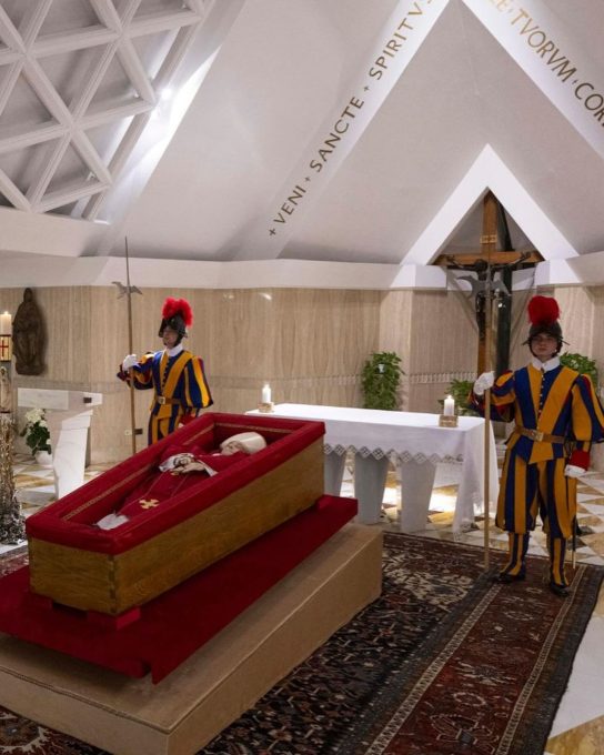 Vaticano inicia velório do Papa Francisco com homenagens de funcionários; traslado ocorrerá amanhã 1 Papa Francisco