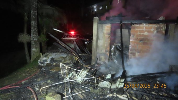 Homem tenta matar mulher e filhos incendiando casa com gasolina em Blumenau 1 WhatsApp Image 2025 04 26 at 08.03.51