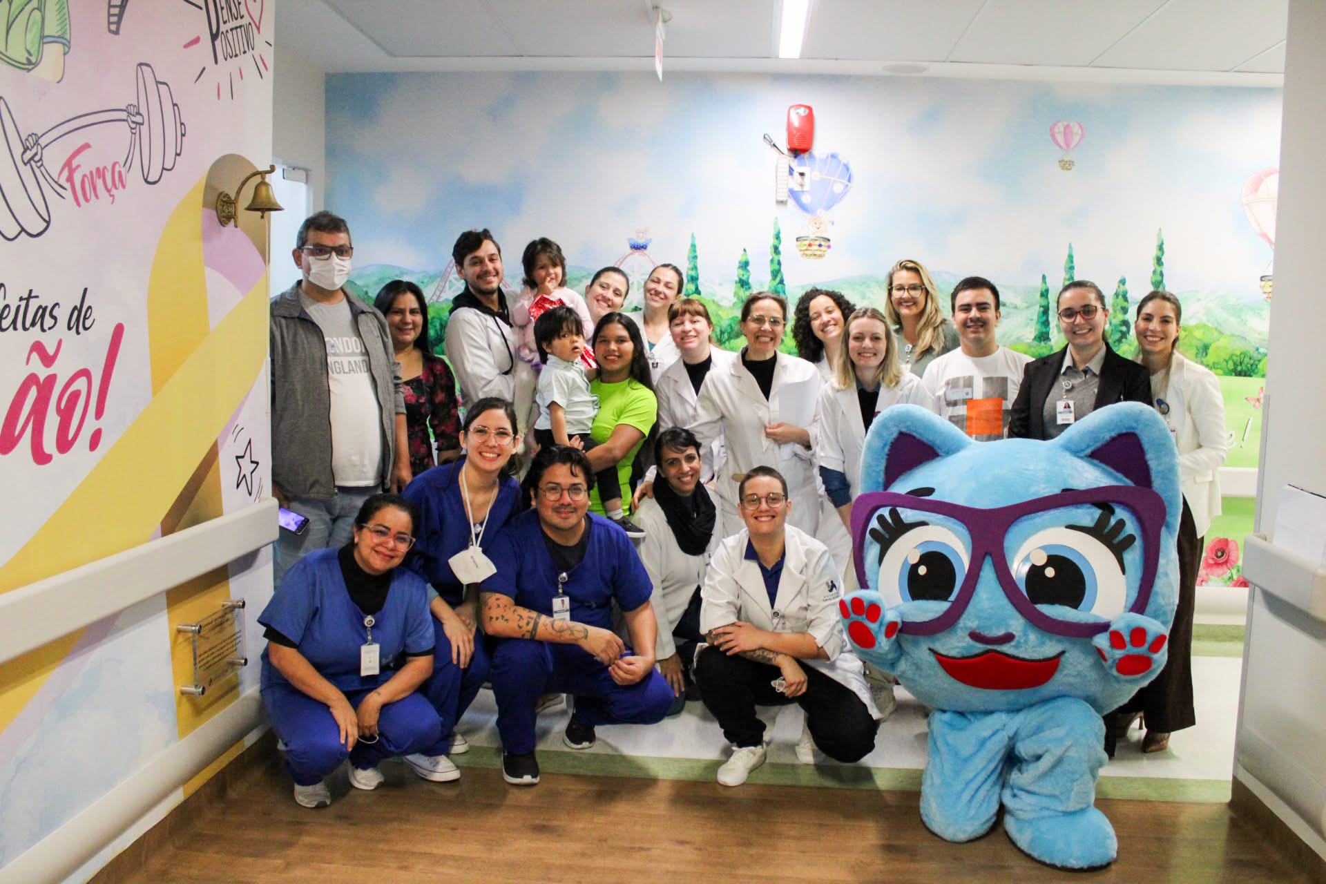 Paciente de 3 anos toca sino da cura após vencer leucemia no Hospital Santo Antônio, em Blumenau 1 IMG 2701