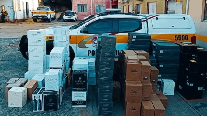 Caminhão que transportava brinquedos escondia mais de 1.400 garrafas de vinho ilegais em SC 1 Policia Militar Rodoviaria