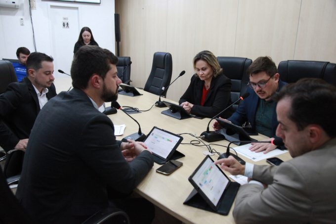 Comissão aprova proposta que inclui proteção animal entre competências da Comissão de Meio Ambiente em Blumenau 1 Comissao de Analise as Emendas ao Regimento Interno da Camara de Blumenau Easy Resize.com