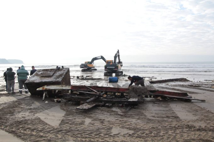 Retirada embarcação encalhada na praia do Gravatá em Navegantes há nove meses 1 retira embarcacao encalhada1