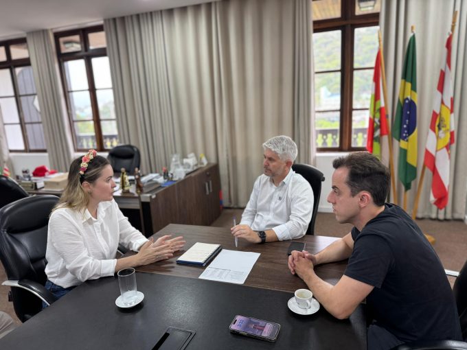 Júlia Zanatta cumpre roteiro em Blumenau e faz primeira visita oficial ao prefeito Egídio ao lado do vereador Flávio Linhares 1 WhatsApp Image 2025 09 04 at 07.19.26