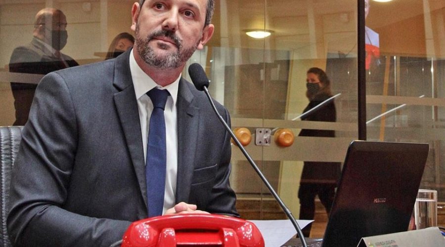 Deputado Laércio Schuster com o famoso telefone vermelho