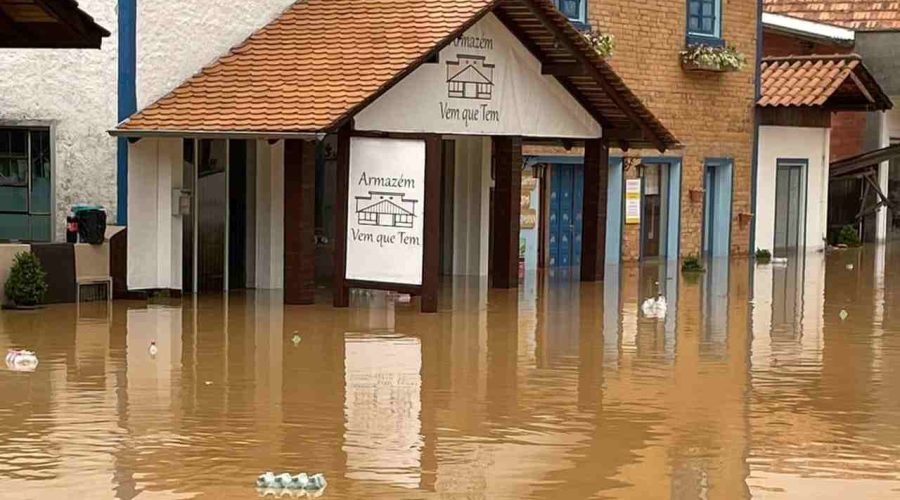 Ruas e casas alagadas