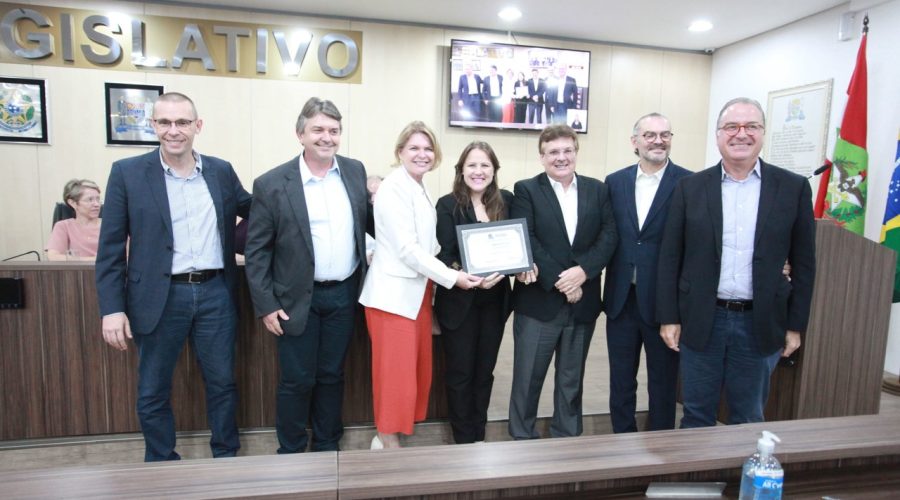 Equipe Karsten recebendo homenagem, da vereadora Silmara Miguel, na Câmara de Vereadores de Blumenau