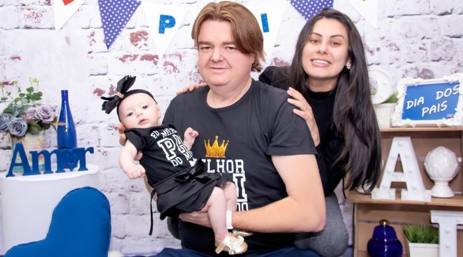Gabriel ao lado de sua esposa e filha