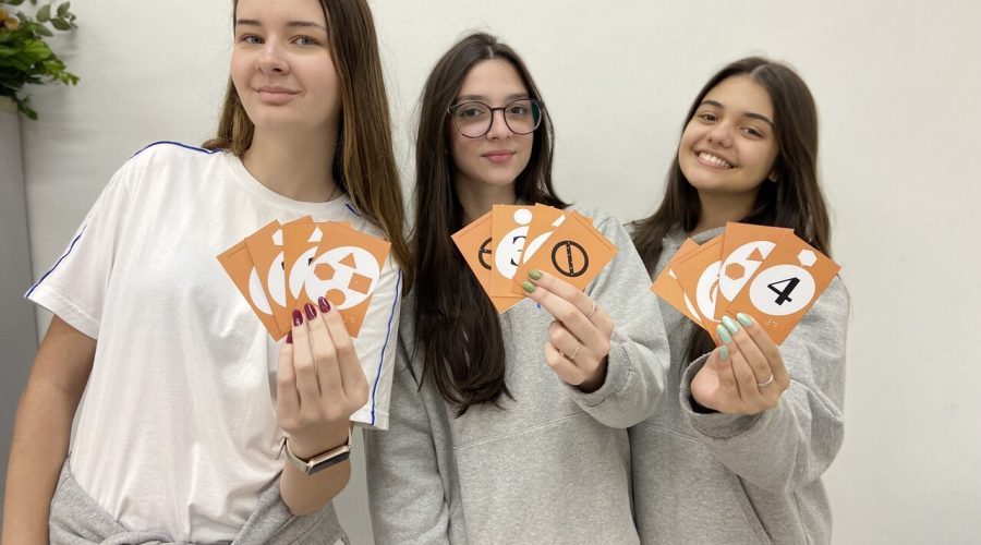 alunas Júlia de Souza Cláudio, Yasmin Luiza Felipe e Isabel Nagel,