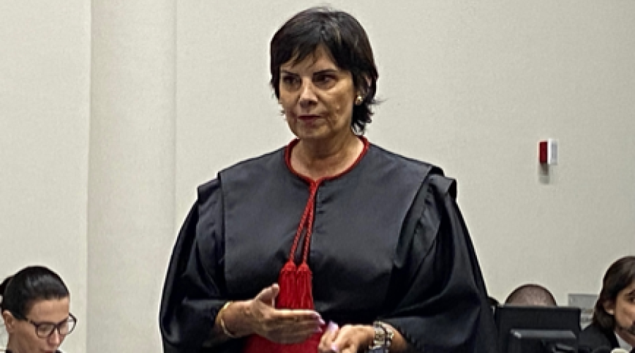 A Promotora de Justiça Cristina Balseiro da Motta no Tribunal do Júri em Itajaí