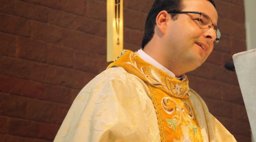 Padre Alexsandro Valdir Borges.