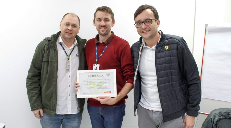 O diretor geral da Incofios, Edson Augusto Schlogl, e o coordenador de Segurança do Grupo Rovitex, André Ruediger, recebem o Selo Verde do prefeito de Indaial, André Moser