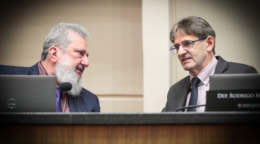 Foto: Solon Pereira / Agência AL - 
Deputado Padre Pedro (esq.) recebeu apoio do deputado Neodi Saretta à candidatura à presidência do PT de SC, em transmissão ao vivo.