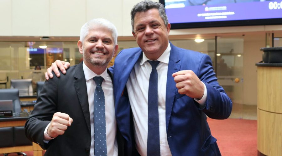 Foto : Deputado Ivan Naatz com colega deputado e prefeito eleito de Blumenau , Delegado Egídio (PL) : cumprimentos e comemorações na Alesc.