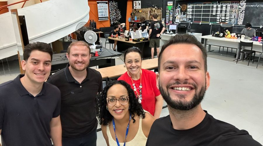 Equipe de Ascurra no Laboratório Maker do SESI