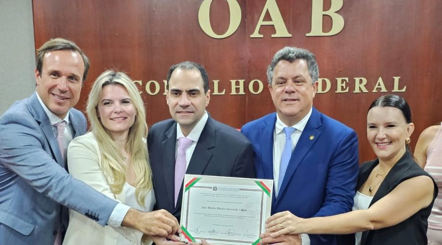 Entrega do título de cidadão catarinense na sede do OAB , em Brasília, ao presidente nacional da OAB, Beto Simonetti; com a presença do  vice-presidente, Rafael Horn; a vice-presidente da OAB-SC Gisele Kravchychyn; e a conselheira nacional da OAB e ex-presidente estadual da seccional-SC, Cláudia Prudêncio.